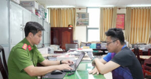 vu can bo thue nhan tien cua doanh nghiep tren o to cong an tim them bi hai 1237