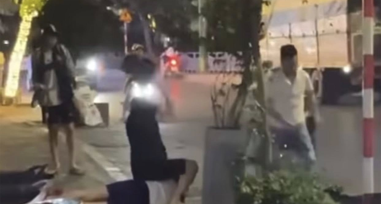 vu nam sinh 19 tuoi bi danh nhap vien cong an lam viec voi 2 doi tuong 1180