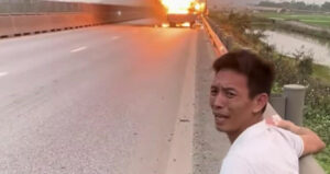 vu tai xe bat khoc vi o to cho nhieu xe may boc chay tien den bu la ganh nang lon 1110