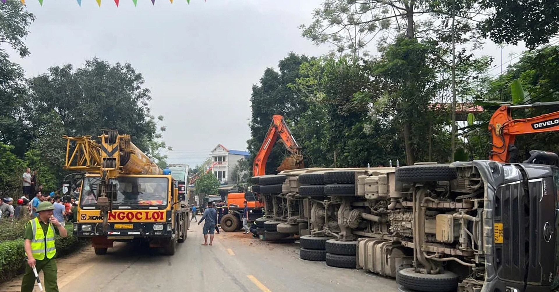 vu xe dau keo de o to va xe may khien 2 nguoi tu vong khoi to tai xe tran van khoa 837