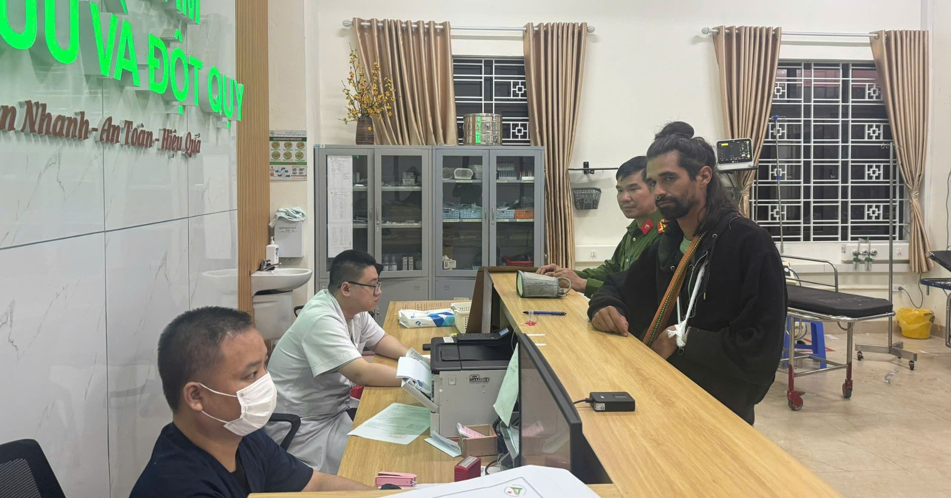 vuot 100km trong dem cong an dua du khach nuoc ngoai di cap cuu 2202