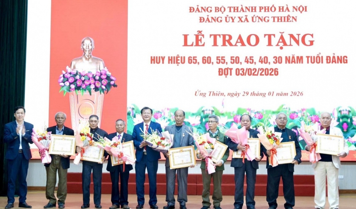 Xa Ung Thien Trao Tang Huy Hieu Dang Ghi Nhan Nhung Cong Hien Ben Bi Cho Su Nghiep Cach Mang 2026012