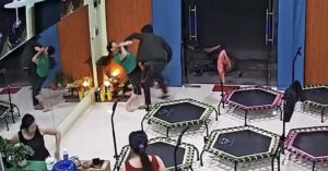 xac minh clip nguoi dan ong bit mat xong vao phong tap giat day chuyen phu nu 2900