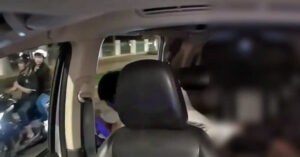 xac minh clip nguoi dan ong nhay khoi taxi sau cai va voi ban gai bi xe may tong 2439