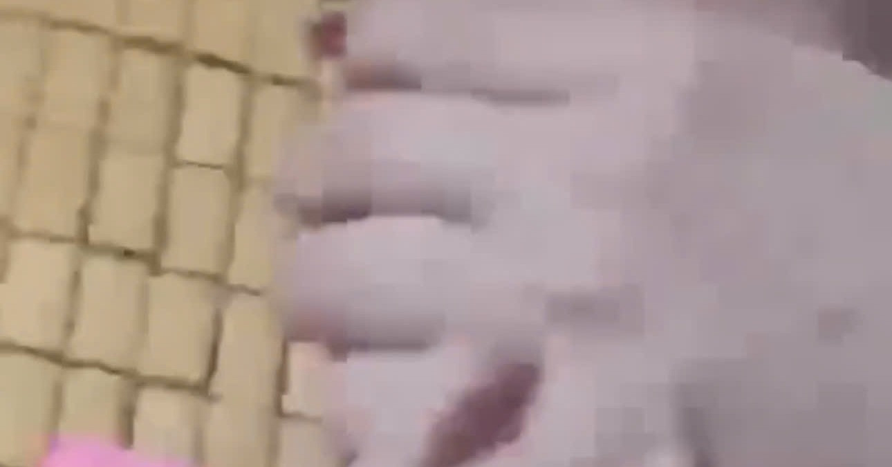 xac minh clip nguoi me lien tuc dung tay bop mieng con gai 1 tuoi o dak lak 3182