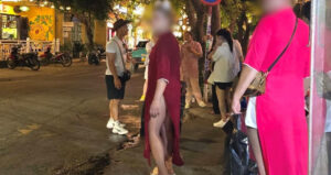 xac minh vu du khach nuoc ngoai mac ao dai phoi bikini gay buc xuc o hoi an 154