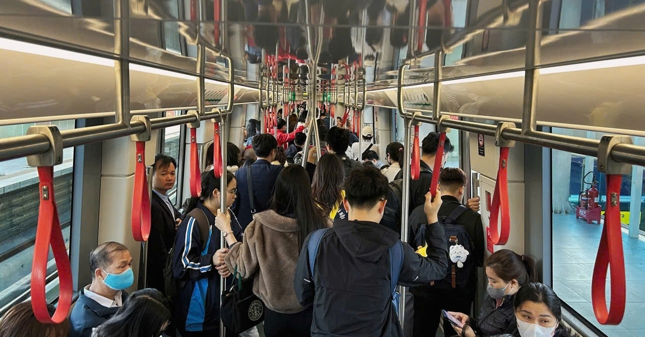 Xang Tang Gia Lien Tuc Nguoi Ha Noi Un Un Chuyen Di Tau Dien Xe Buyt 272