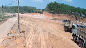 Người dân khẩn thiết cầu cứu vì nhóm người lạ “khoét” đất gây sạt lở ở Đồng Nai 2 xe 11