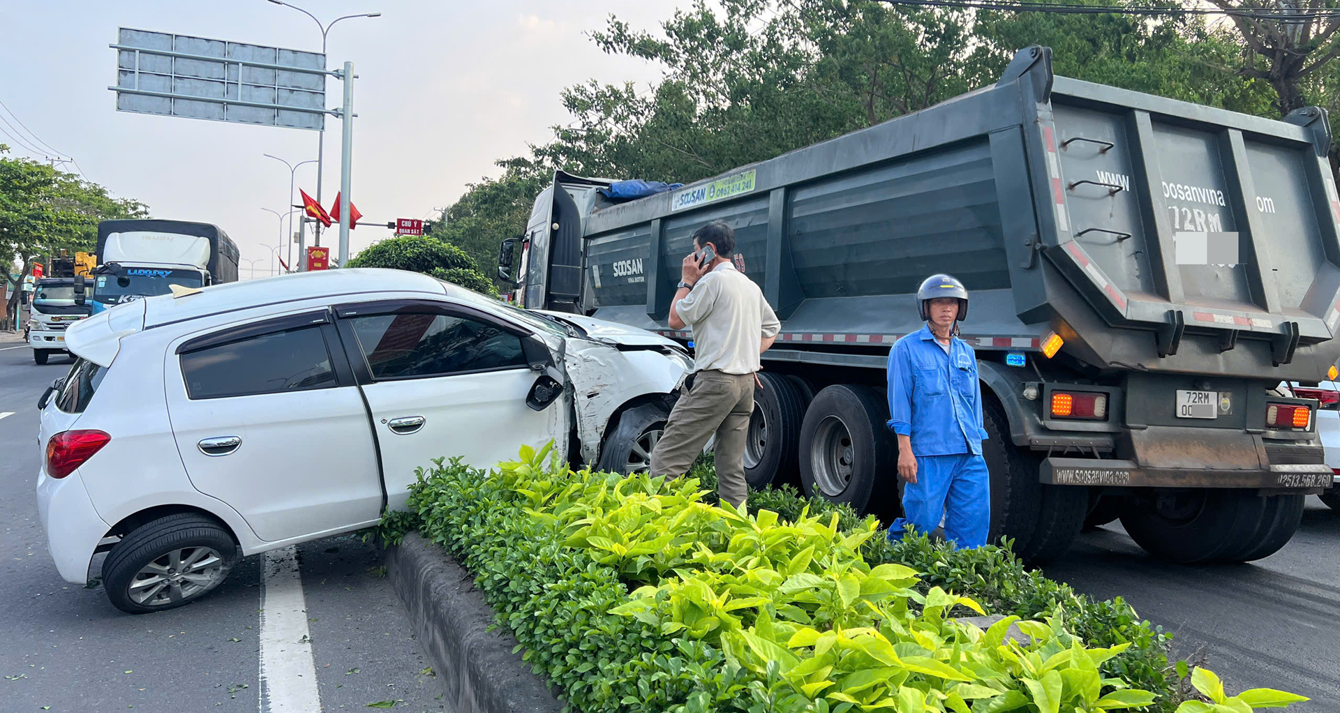 xe ben ui o to vang len dai phan cach nhieu nguoi hoang so 2067