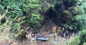 xe bon lao xuong vuc sau 100m tai xe vang khoi cabin tu vong tai cho 1160