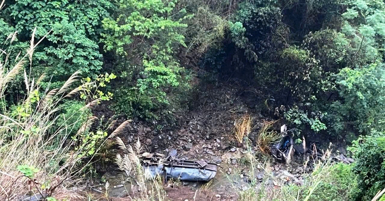 xe bon lao xuong vuc sau 100m tai xe vang khoi cabin tu vong tai cho 1160