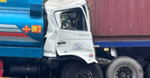 xe bon tong duoi xe container dung den do o cua ngo tphcm tai xe ket trong cabin 1403