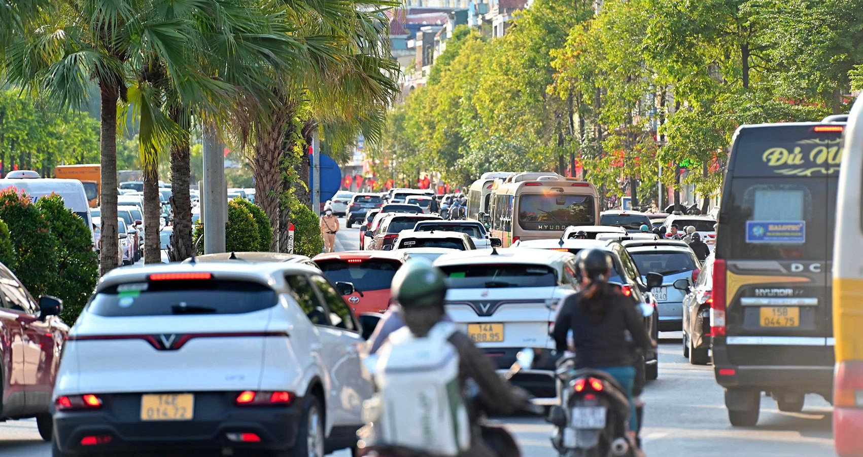 xe co ken dac duong pho quang ninh ket cung ngay dau nghi le 1337
