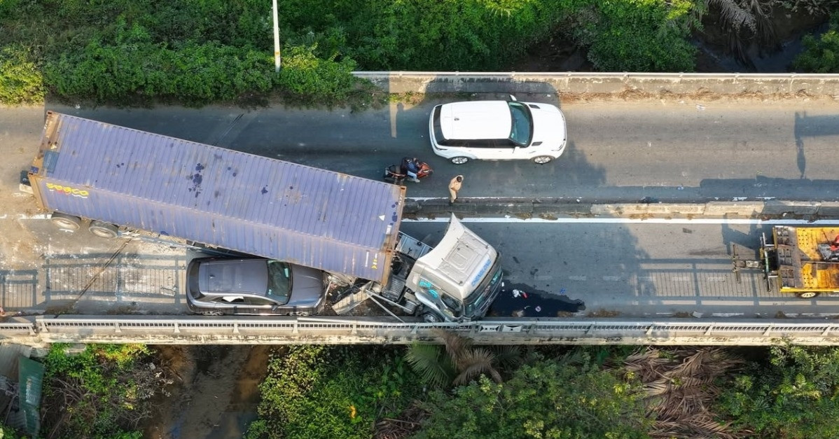 xe container de o to 7 cho o tphcm nghin xe chon chan noi duoi nhau 800