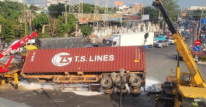 Xe container lật ngang giữa vòng xoay 'tử thần', sơn nước nhuộm trắng mặt đường 1 xe container lat ngang giua vong xoay tu than son nuoc nhuom trang mat duong 875