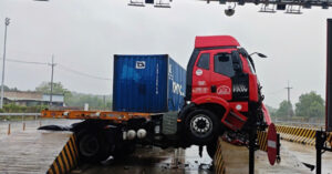 Xe container tông trạm thu phí trên cao tốc Bến Lức – Long Thành 2 xe container tong tram thu phi tren cao toc ben luc long thanh 943