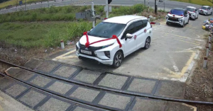 xe dam cuoi co vuot gac chan mac ket sat duong ray khi tau sap den 120