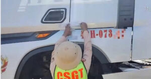 Xe đầu kéo ‘3 không’ ngang nhiên chạy trên cao tốc, CSGT niêm phong 7 ngày 1 xe dau keo 3 khong ngang nhien chay cao toc csgt niem phong 7 ngay 738