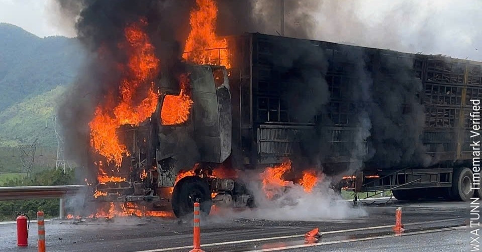 xe dau keo bat ngo boc chay ngun ngut tren cao toc vung ang bung 1283