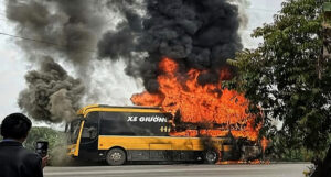 xe khach 40 cho boc chay khi dang do cho cong nhan tan ca o bac ninh 1859