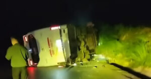 xe khach cho 39 nguoi lat trong dem o lao cai 661