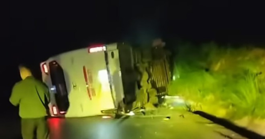 xe khach cho 39 nguoi lat trong dem o lao cai 661