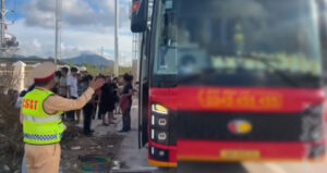 xe khach cho qua 12 nguoi tai xe va chu xe bi phat 90 trieu dong 291