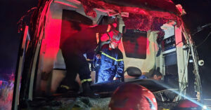 Xe Khach Dam Vao Duoi Xe Tai Tren Cao Toc Tai Xe Mac Ket Trong Cabin 532