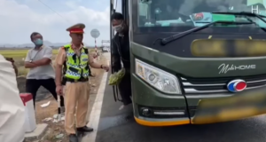 xe khach nhoi them 13 nguoi dip le tai xe va chu xe bi phat 975 trieu dong 2313