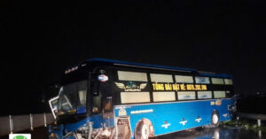 xe khach tong o to con tren cao toc ham nghi vung ang 355