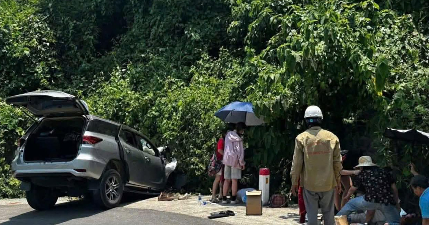 xe o to lao xuong muong tren deo hon ba 6 nguoi gap nan 2432