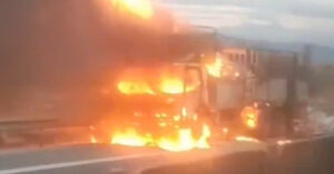 Xe Tai Boc Chay Du Doi Tren Cao Toc Tai Xe Kip Dung Vao Lan Khan Cap Thoat Than 2495