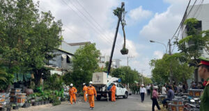 xe tai cau vuong day dien o lam dong tai xe bi dien giat tu vong 1065