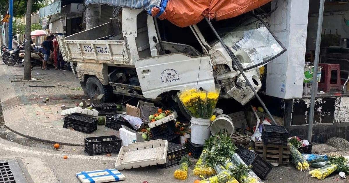 xe tai chay nguoc chieu tong sap sap trai cay o tphcm 1425