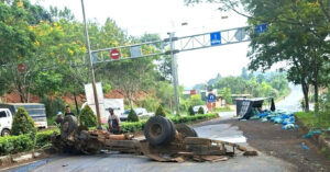 Xe tải chở 2 người lật ngửa trên quốc lộ, cabin đứt lìa 2 xe tai cho 2 nguoi lat ngua tren quoc lo bien dang hoan toan 2152