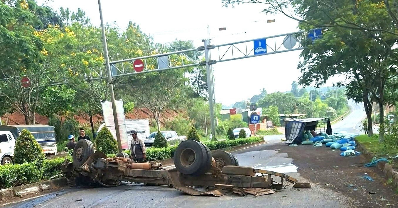 xe tai cho 2 nguoi lat ngua tren quoc lo bien dang hoan toan 2152