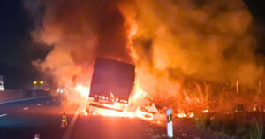 Xe Tai Dang Chay Bat Ngo Boc Chay Du Doi Tren Cao Toc 738