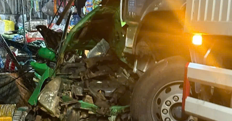 xe taxi va cham o to tai roi ca hai lao vao cho tai xe tu vong 357