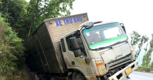 xe thu tong xe may tren deo cu mong 2 nguoi thuong vong 925