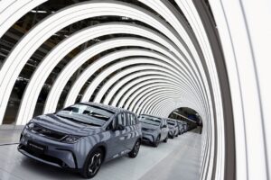 xe dien trung quoc reuters