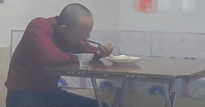 xem camera thay cha ngoi an mot minh dem giao thua con gai vuot 800km ve nha 833