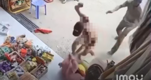 xon xao clip nguoi dan ong khoa than xong vao tiem tap hoa hanh hung co giao 1604