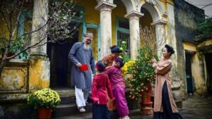 Xông Đất Đầu Năm 2026: Vì Sao Người Việt Thường Chọn Nam Giới? Tuổi Đẹp Xông Đất Năm Bính Ngọ Xong Dat Dau Nam 2026 Vi Sao Nguoi Viet Thuong Chon Nam Gioi Tuoi Dep Xong Dat Nam Binh Ngo 105613.J