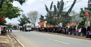 xuc dong canh hang nghin hoc sinh nghieng minh tien biet thay hieu truong 1934