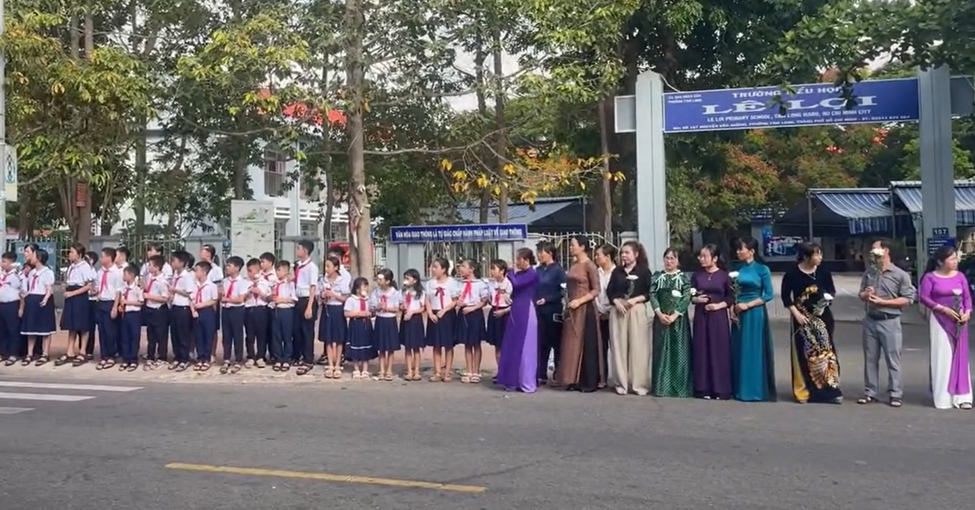 xuc dong hinh anh hang tram hoc sinh tien biet thay giao qua doi vi bao benh 1979
