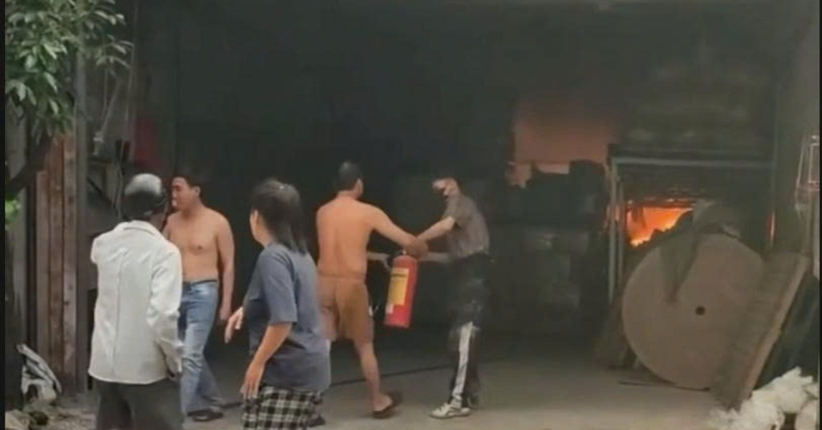 Xuong Giay Chay Ngun Ngut Cong Nhan Dung Xe Nang Di Doi Tai San 2140