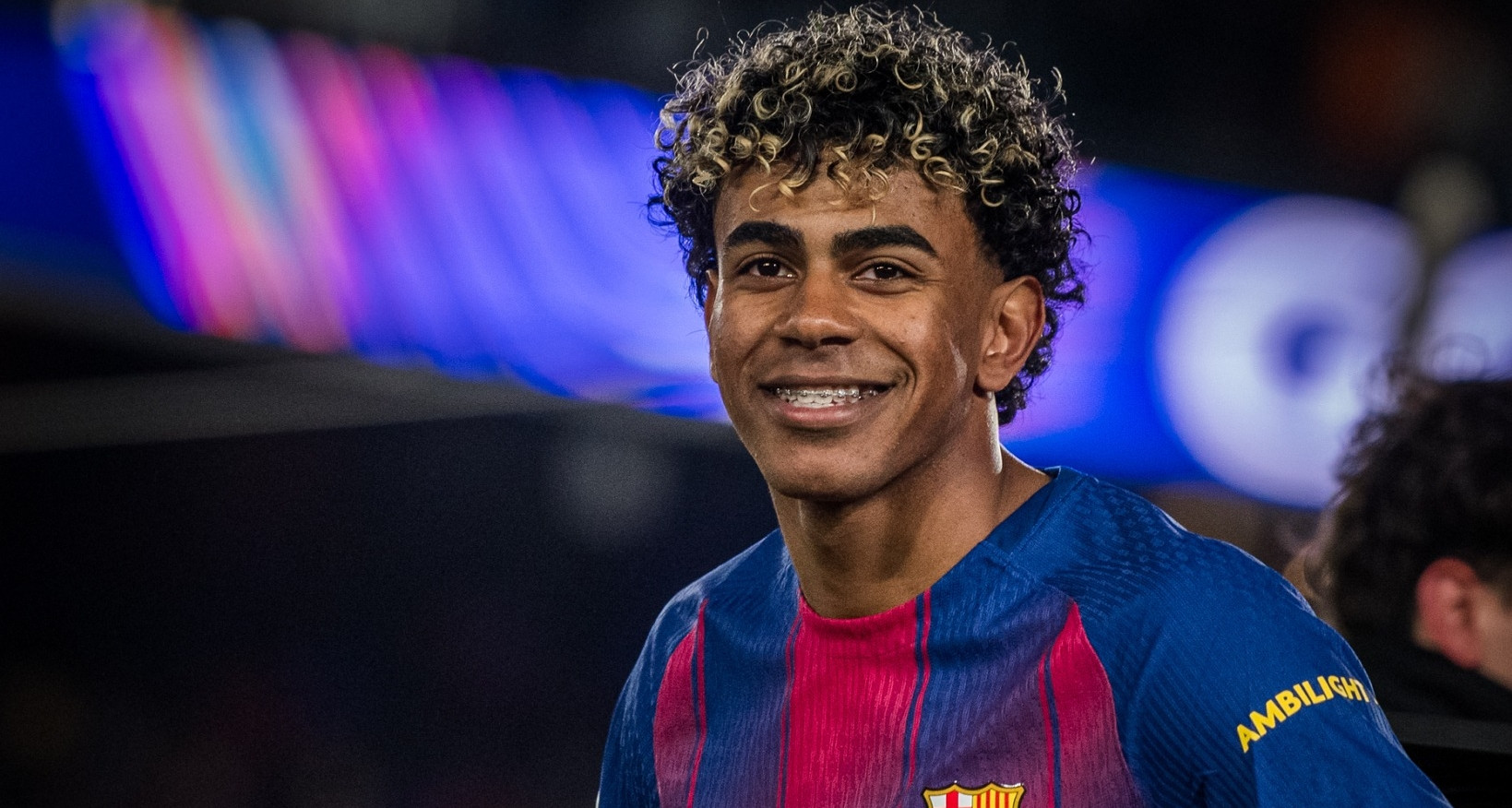 yamal choi sang barca thang kho tin newcastle vao tu ket 33