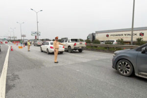 Ùn tắc cao tốc Pháp Vân - Mai Sơn, CSGT phân luồng cho xe đi ngược chiều về Hà Nội 3 z7553851777855 a5608f2d0e556ac56df50ab5826d3d0c 1346