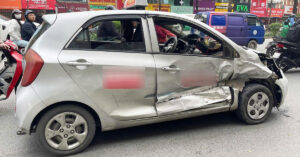 Truy tìm tài xế ô tô tông xe khác trên phố ở Hà Nội rồi bỏ chạy 2 z7556652991579 e0fc9a7936afd07abaa45f219985e6fd 1731