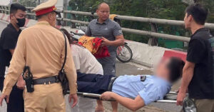 Dầu loang 50m trên cầu vượt ở Hà Nội, nhiều xe máy trượt ngã giờ cao điểm 2 z7686105017350 a0090f26e8351664055e56834c57164a 464